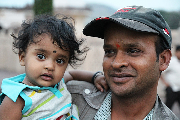 indischer Vater mit Sohn auf dem Arm