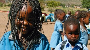 afrikanische Kinder in Schuluniform